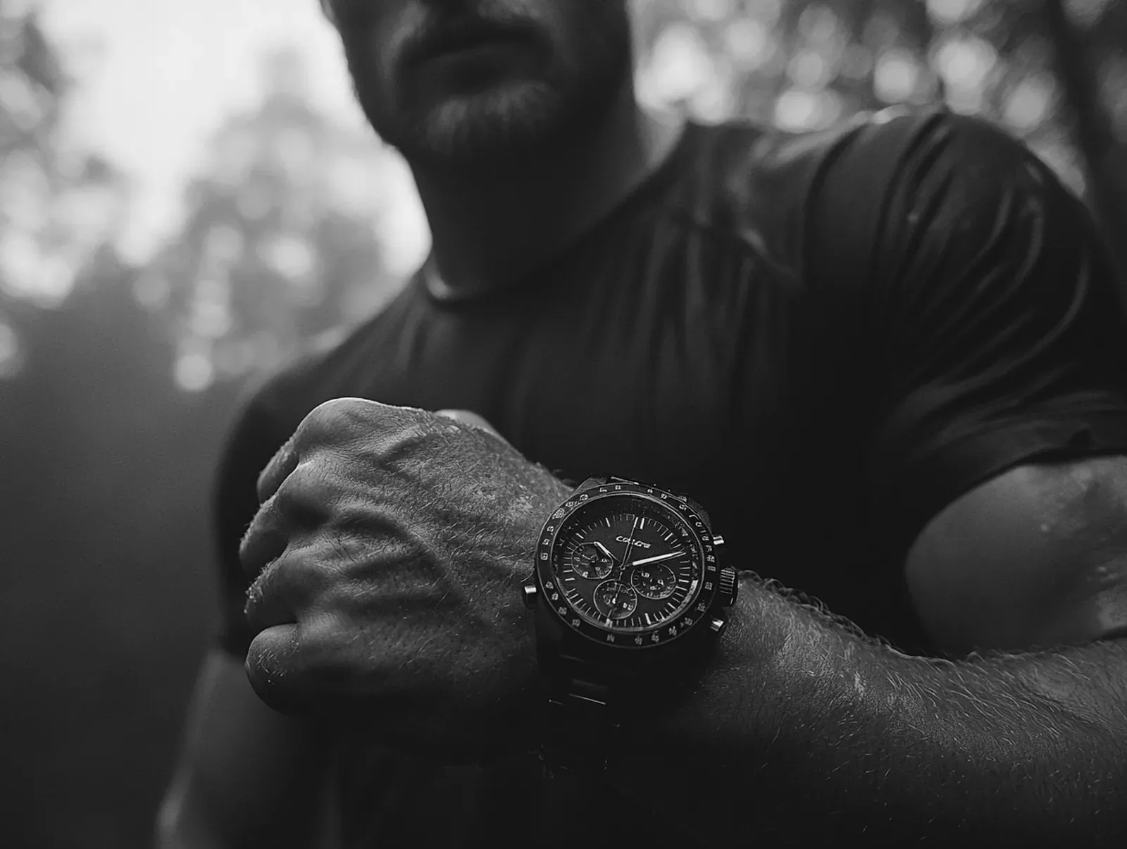 Coureur consultant sa montre GPS en pleine course
