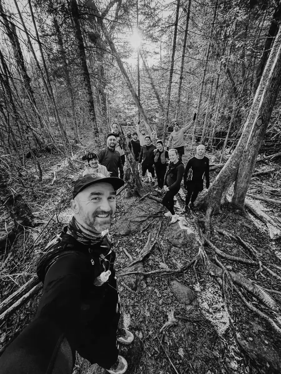 Groupe de coureurs du Sexy Pace Collective dans les sentiers des Laurentides un samedi matin
