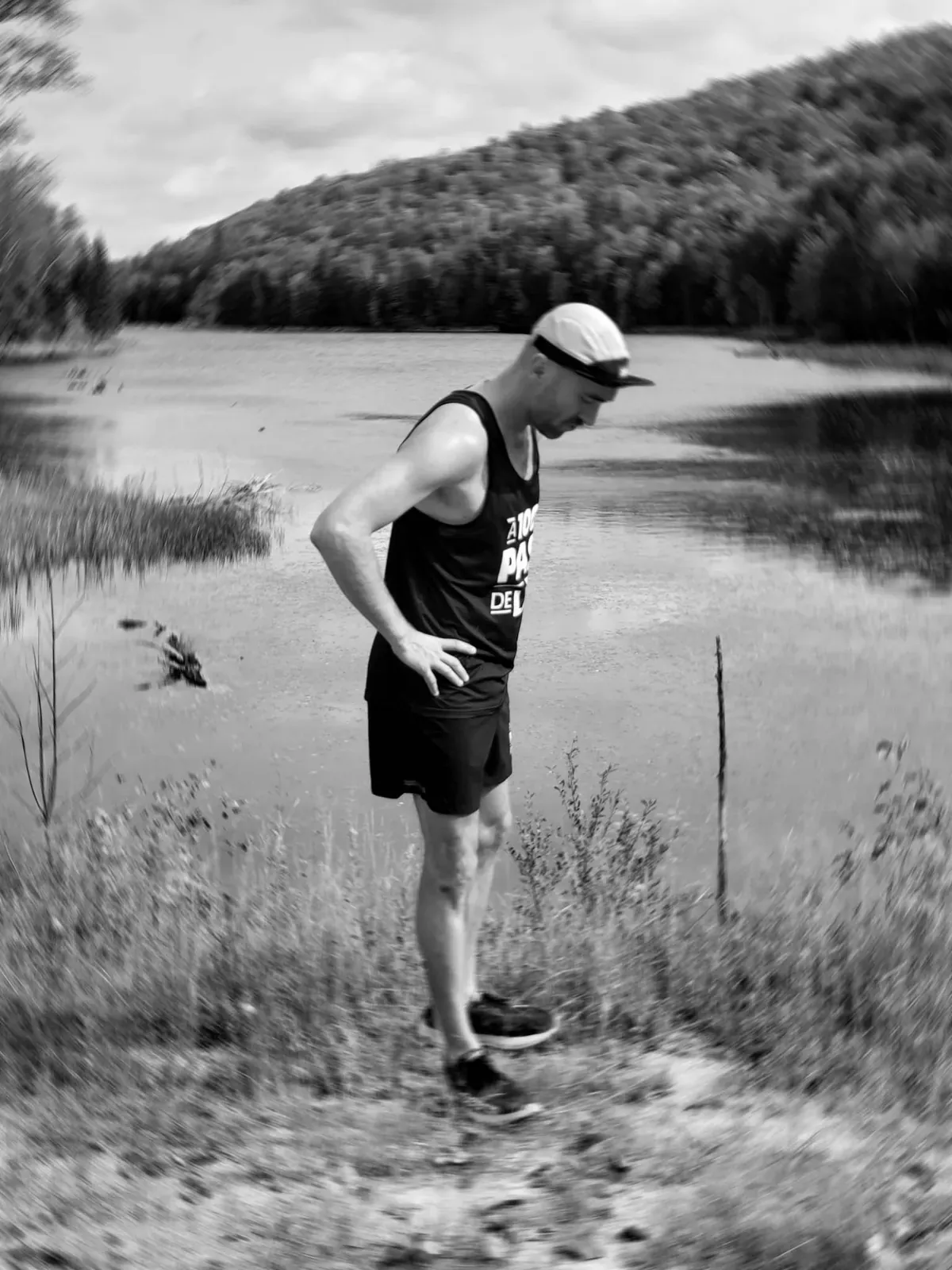 Simon Bonnallie, coach de course à pied, au bord d'un lac dans les Laurentides