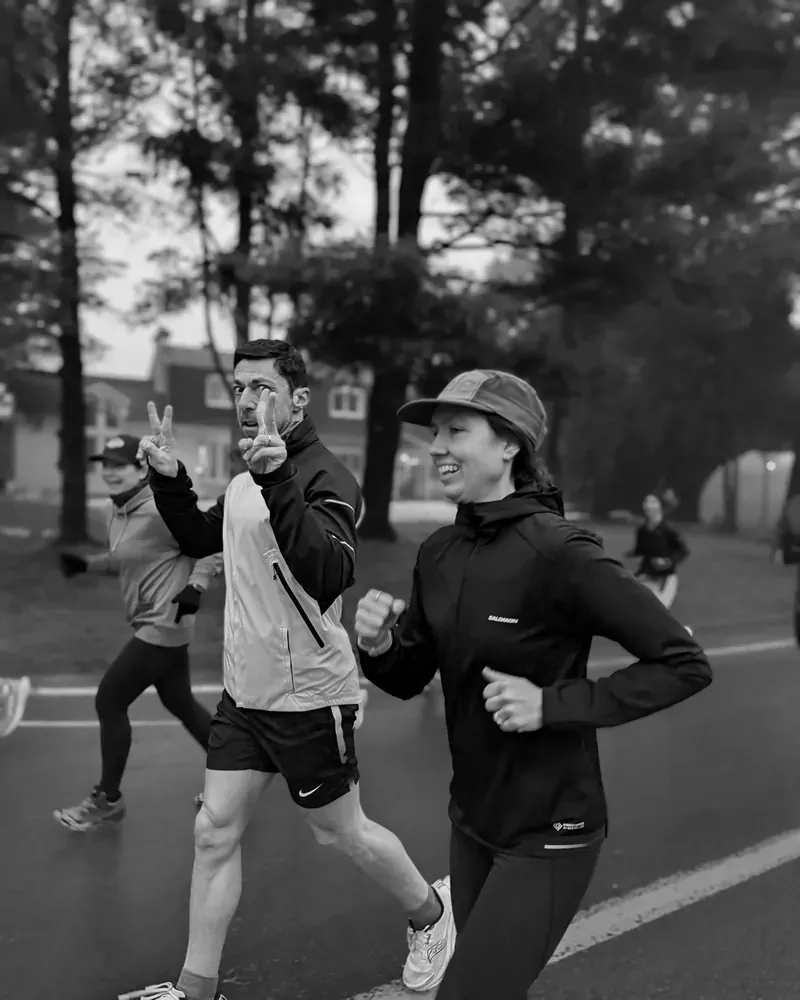 Deux coureurs du 6AM Club sur la route un jeudi matin pluvieux