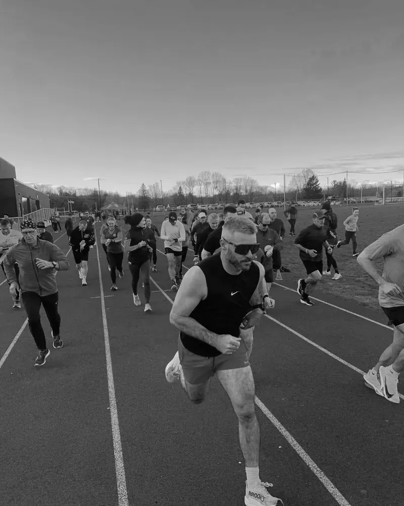 Groupe de coureurs à l'entraînement sur piste