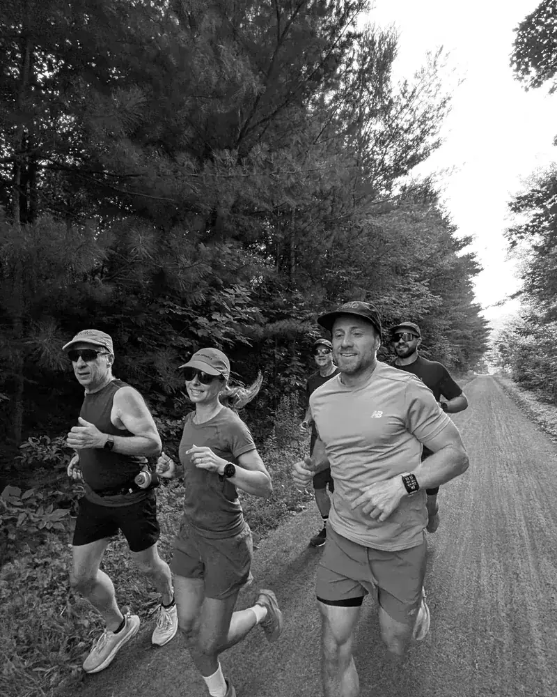 Coureurs du Sexy Pace Collective sur la route un samedi matin