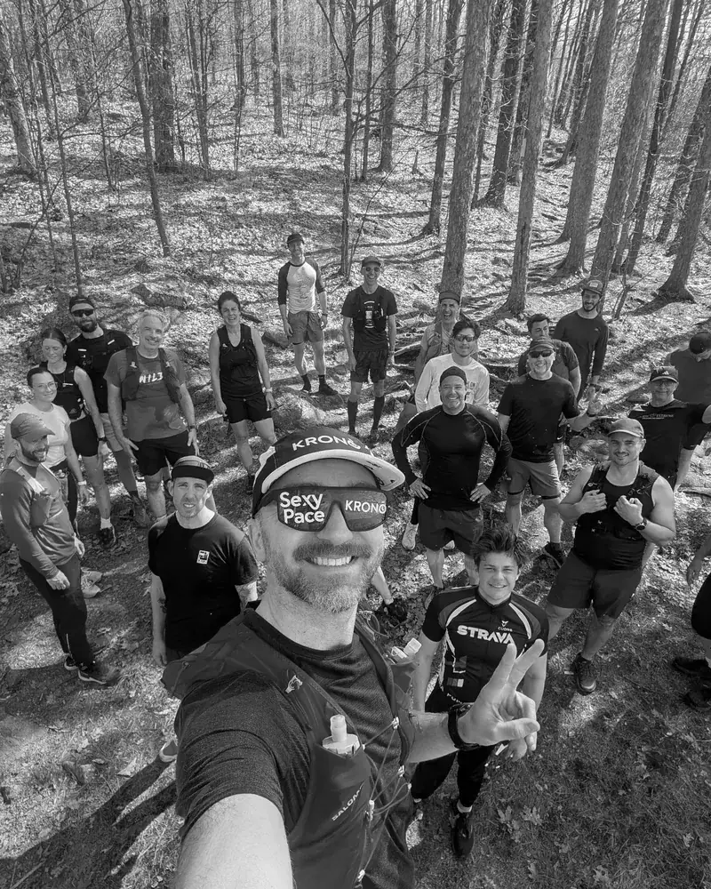 Groupe de coureurs en sentier avec lunettes Sexy Pace