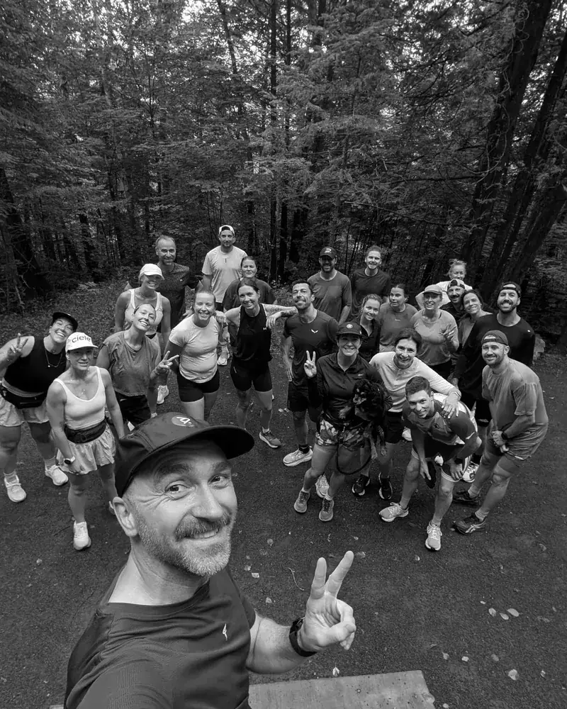 Grand groupe de coureurs du Sexy Pace Collective en forêt