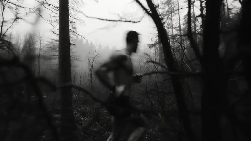 Coureur seul dans la brume, à allure d'endurance